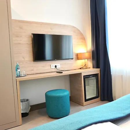 Отель Atlas Halle 3*