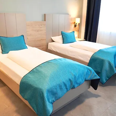 Atlas Halle מלון 3*